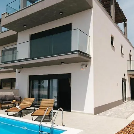 Modern,stylish Exclusive With Pool&jacuzzi Villa *