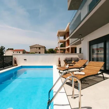 Modern,stylish Exclusive With Pool&jacuzzi Villa *
