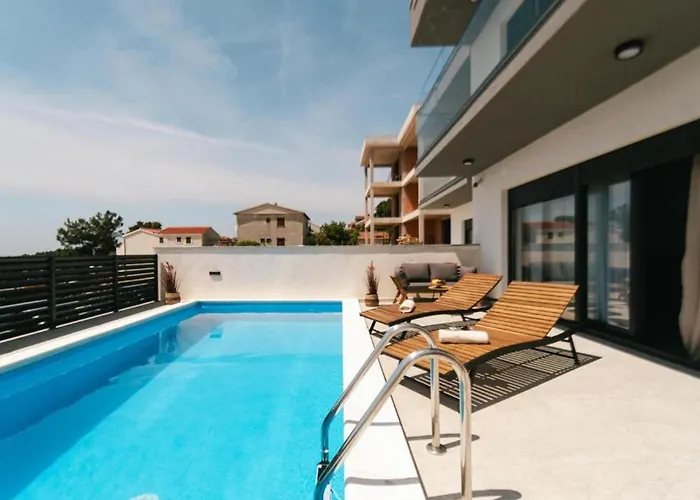 Modern,stylish Exclusive With Pool&jacuzzi Villa *